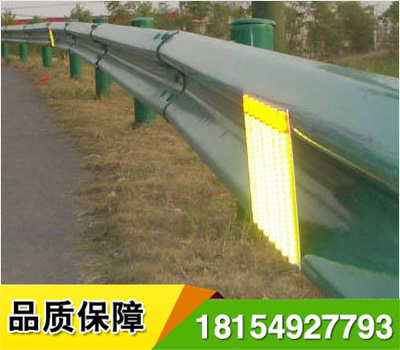 道路輪廊標(biāo)的英文名稱 Delineator，它是沿道路兩側(cè)邊緣設(shè)置、用于顯示道路邊界輪廓、指引車輛正常行駛、具有逆反射性能的一種交通安全設(shè)施，從功能上說，輪廓標(biāo)是一種視線誘導(dǎo)設(shè)